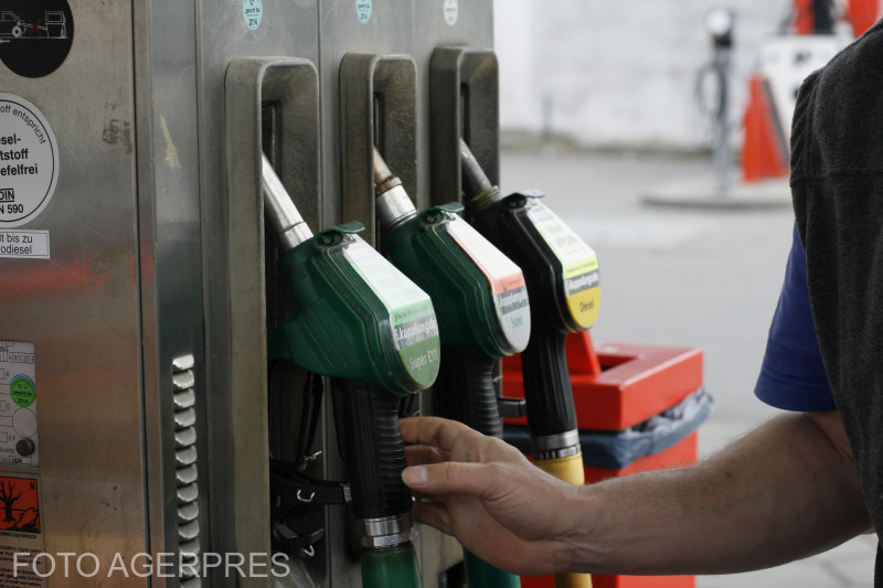 Petrolul scump ține carburanții la niveluri record