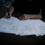 FOTO Balcon prăbușit pe trotuar, exemplu pentru asigurări. Despăgubiri de peste 2 milioane lei pentru prejudicii produse terților în baza clauzei de răspundere civilă legală din polițele facultative pentru locuințe