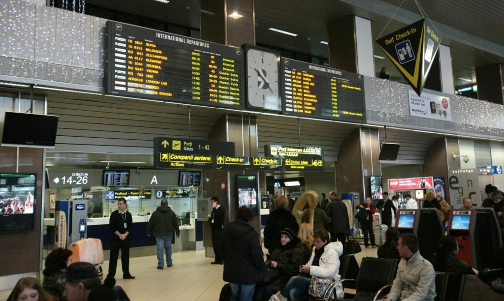 Vești proaste pentru cei care călătoresc cu avionul: biletele nu se ieftinesc chiar dacă scade prețul combustibilului