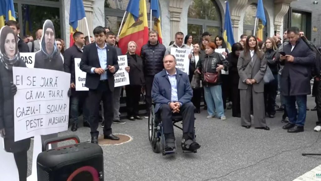 VIDEO/ Protest la sediul ANRE, pe fondul majorării tarifelor la gazele naturale și la energia termică