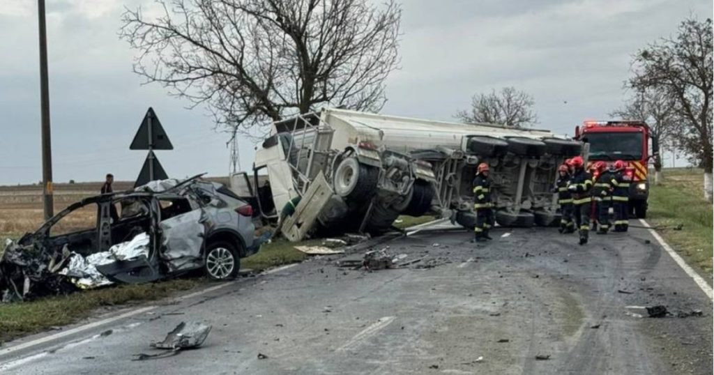 Un șofer a murit carbonizat, după ce mașina s-a ciocnit cu un TIR şi a luat foc. Traficul rutier pe DN 3, blocat pe ambele sensuri