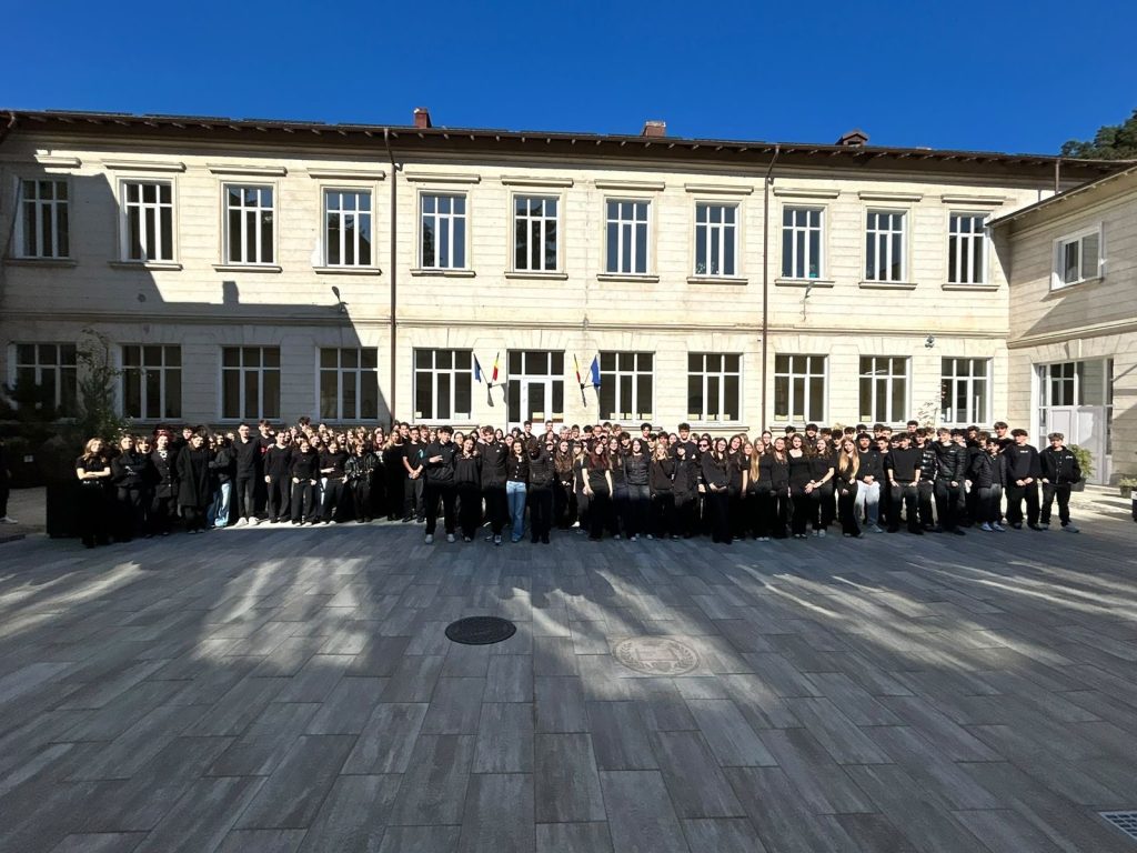 FOTO Mii de elevi s-au îmbrăcat în negru în școli din țară, în protestul față de proiectul de lege care le-ar impune uniformă obligatorie la școală