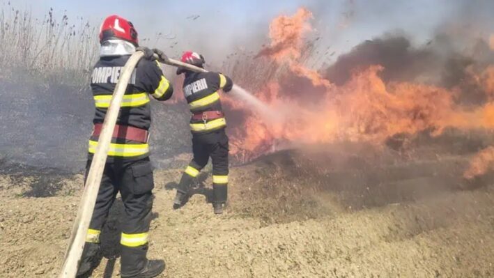 Patru incendii într-o singură zi în Bihor. Un bărbat a ajuns la spital după ce a încercat să stingă flăcările