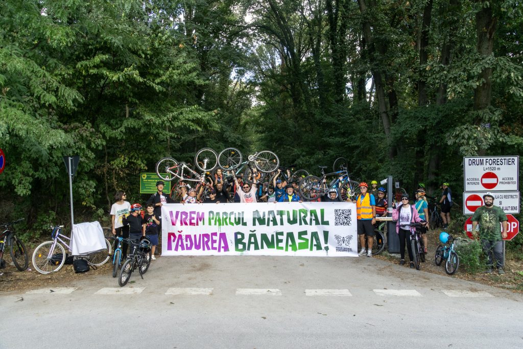 REPORTAJ FOTO-VIDEO | Peste 200 de bicicliști, într-o coloană lungă de 1–2 km, din Herăstrău până în Pădurea Băneasa / Tur de susținere a viitorului Parc Natural și a unei legături velo spre pădure / 40 de minute cu escorta poliției. Dar cum ar putea fi f