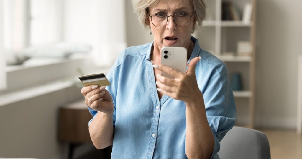 Site-uri clonate, apeluri false și mesaje urgente: cum sunt păcăliți seniorii online. Doar 36% verifică înainte să acționeze