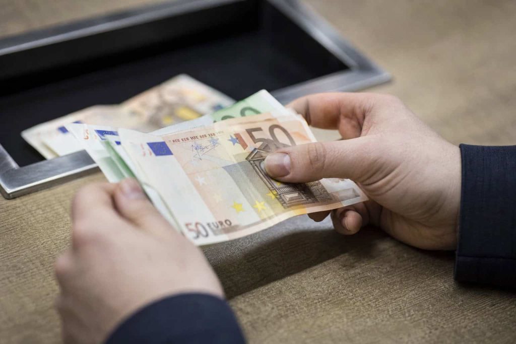 Leul se depreciază în continuare iar euro rămâne aproape de maximul istoric