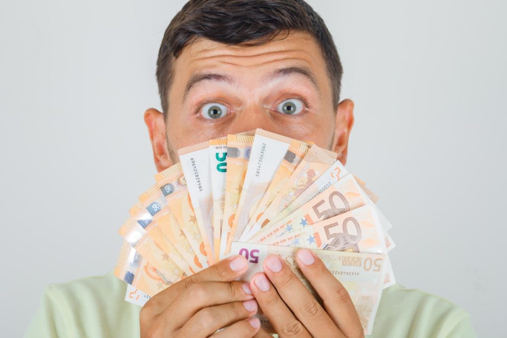 EURO continuă să crească! BNR spune că presiunea pe curs va persista: „Suntem într-un context social și politic extrem de volatil”