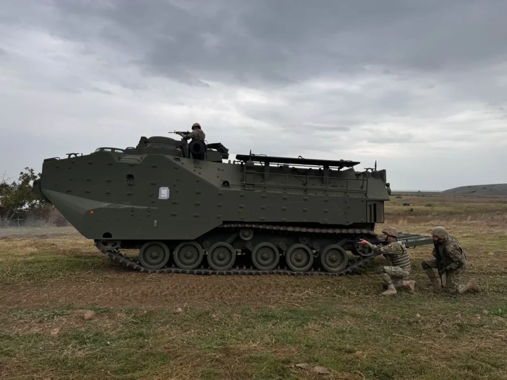 SUA au livrat României primele 9 vehicule amfibii de asalt