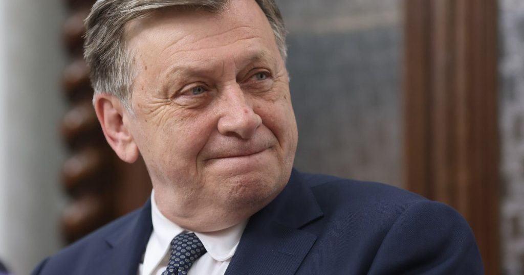 Crin Antonescu acuză PNL de „stupiditate fără egal” în privința Guvernului Mureșan: „Își reneagă organizat și zgomotos propriul trecut”