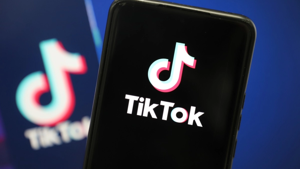 'Te bag în valiză!' Trendul îngrijorător de pe TikTok care vizează femeile. Semnalul de alarmă tras de specialiști