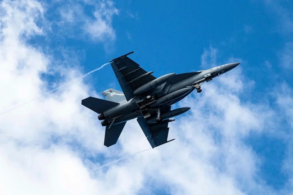 Alertă aeriană la graniță. Două avioane de vânătoare F-18, trimise să monitorizeze o dronă