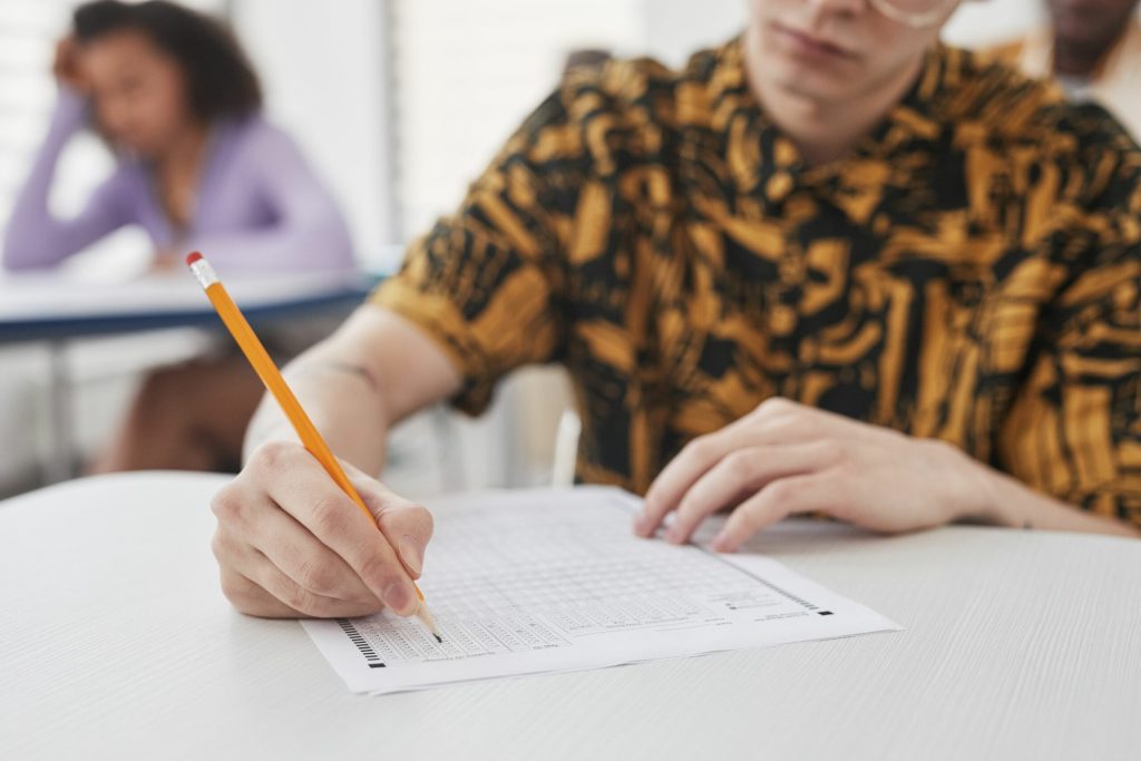 Cum arată testele pentru viitorii directori de școli. Câte întrebări trebuie să rezolve candidații