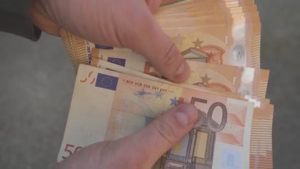 Tânăr din Brad, reţinut într-un dosar de şantaj. Ar fi cerut mai mulţi bani decât suma convenită pentru a restitui o maşină