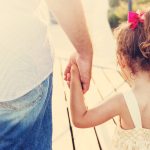 Bărbat trimis în judecată, după ce a luat-o pe fiica sa de la mama ei şi a refuzat să îi dea mamei copilul timp de peste doi ani. Cazul, soluţionat după ce dosarul a fost preluat de la Parchetul Făgăraş la Parchetul de pe lângă Tribunalul Braşov
