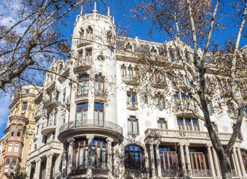 Turist înjunghiat în gât într-un hotel de cinci stele din Barcelona. Poliția îi caută pe cei trei atacatori