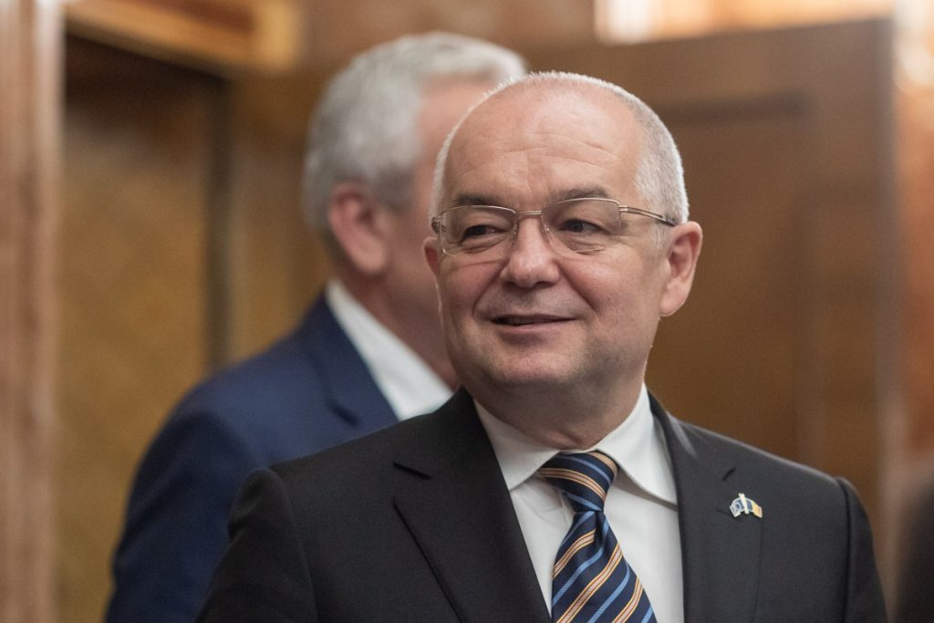 Emil Boc vrea o sală de clasă ”fără pereți” la un liceu din Cluj-Napoca / ”Elevii vor putea învăța sub cerul liber” / ”Uneori sunt suficiente câteva bănci, câțiva copaci, o idee bună…”