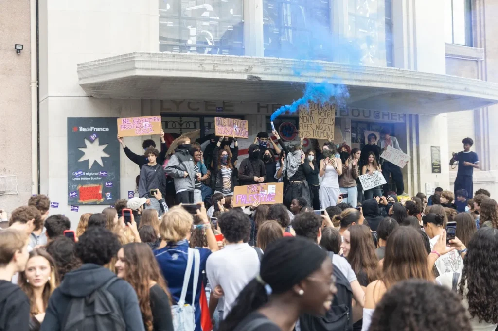 Ciocniri violente între elevi și poliție în Franța, pe fondul blocajelor masive din licee: „Mai multe ore de curs decât de somn” / „Suntem elevi sau arestați?”