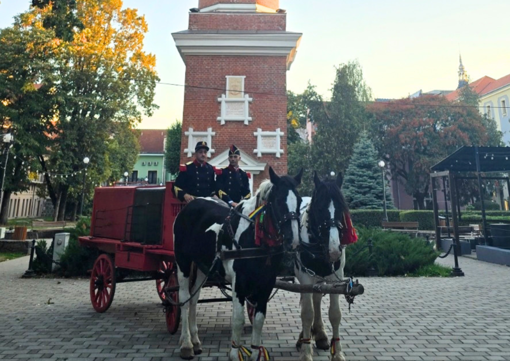 90 de ani de la înființarea primei subunități de pompieri militari din Satu Mare: ceremonial, defilare și atelaj tras de cai la Turnul Pompierilor