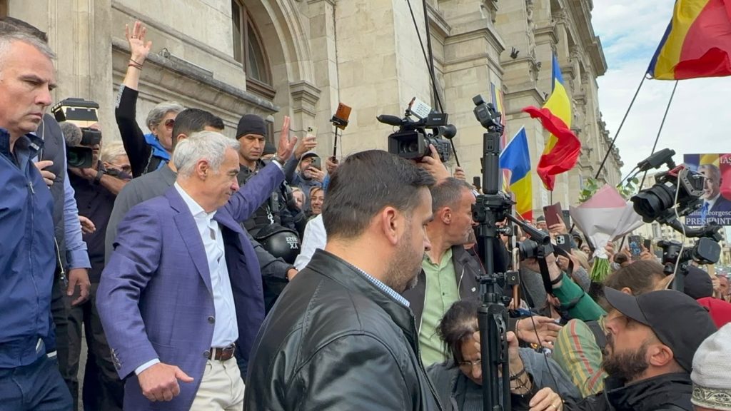 Călin Georgescu și Ionel Rusen, arestați preventiv pentru 30 de zile. Fostul candidat, încătușat, a ajuns la Arestul Central