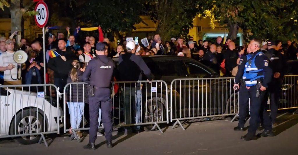 Peste 200 de susținători ai lui Călin Georgescu încă scandează în fața arestului central. „Arestați-ne pe toți!”. Ce mesaje continuă să se audă din mulțime