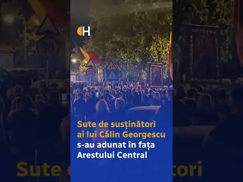 Imagini din fața Arestului Central, unde s-au adunat susținătorii lui Călin Georgescu