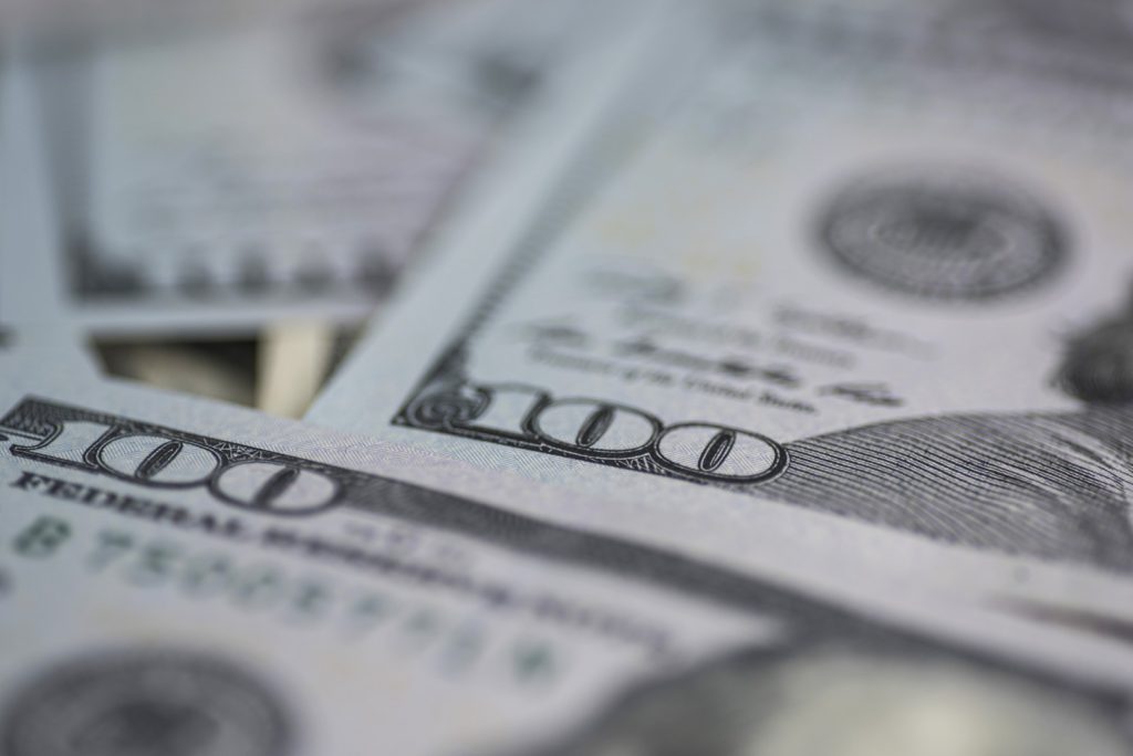 Dolarul se întărește puternic, iar euro ajunge la minimul din mai 2025. Ce înseamnă pentru România