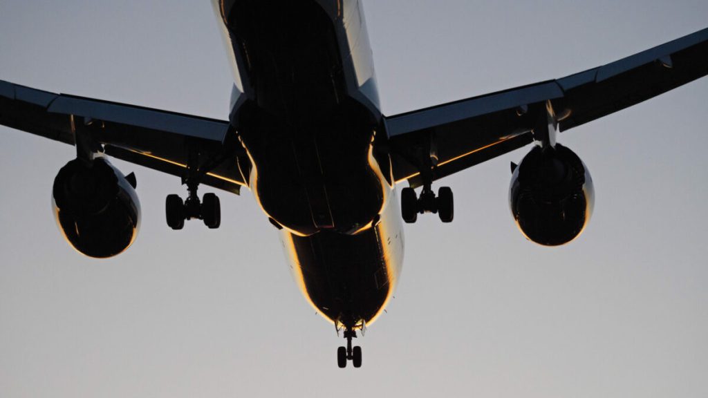 Panică la bordul unui avion flydubai cu 180 de pasageri. Cod de deturnare, avioane israeliene ridicate și aterizare de urgență în Arabia Saudită