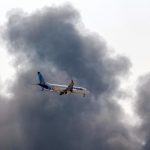 Un avion al companiei low-cost din EAU FlyDubai cu destinaţia Tel Aviv aterizează de urgenţă în Arabia Saudită în urma unui ”incident” în zbor. Presa israeliană dezvăluie o bătaie între piloţi. Avioane israeliene de vânătoare, desfăşurate