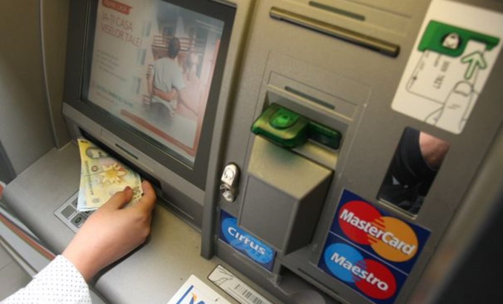 Se schimbă regulile pentru retragerile de numerar de la ATM