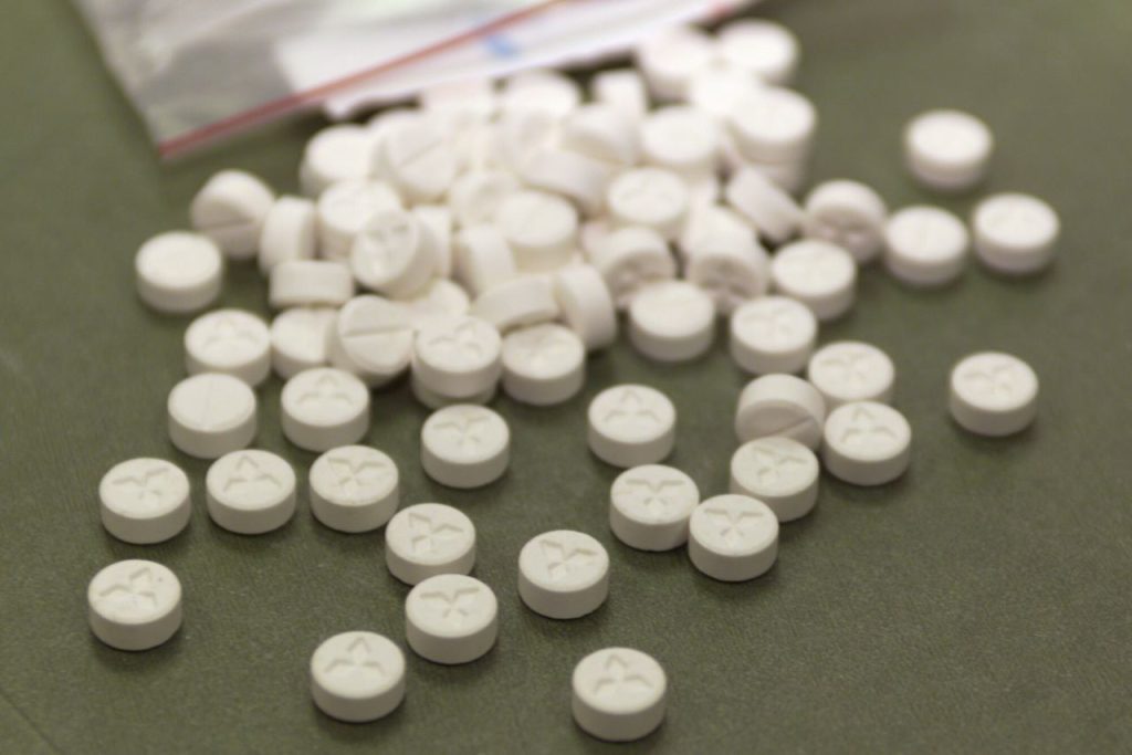 UPDATE/ Poliția a depistat peste trei mii de pastile cu proveniență necunoscută, după ce o mamă care a găsit asupra fiicei sale o substanță cu efect psihotropa alertat IGP