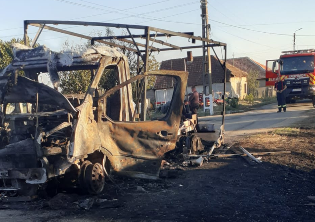 FOTO. Dubă făcută scrum în județul Satu Mare! Casă în pericol și intervenție de urgență