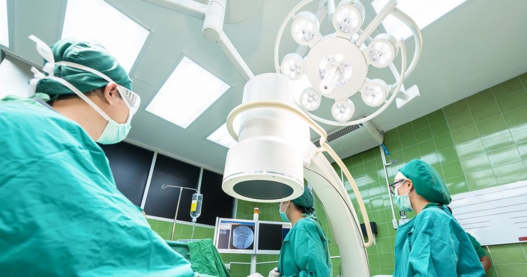 Operație dificilă la Brăila: Medicii au extirpat o tumoră de 10 kilograme din abdomenul unui bărbat
