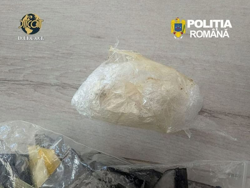 Percheziții într-un dosar de trafic de cocaină la Iași. Un bărbat a fost arestat preventiv