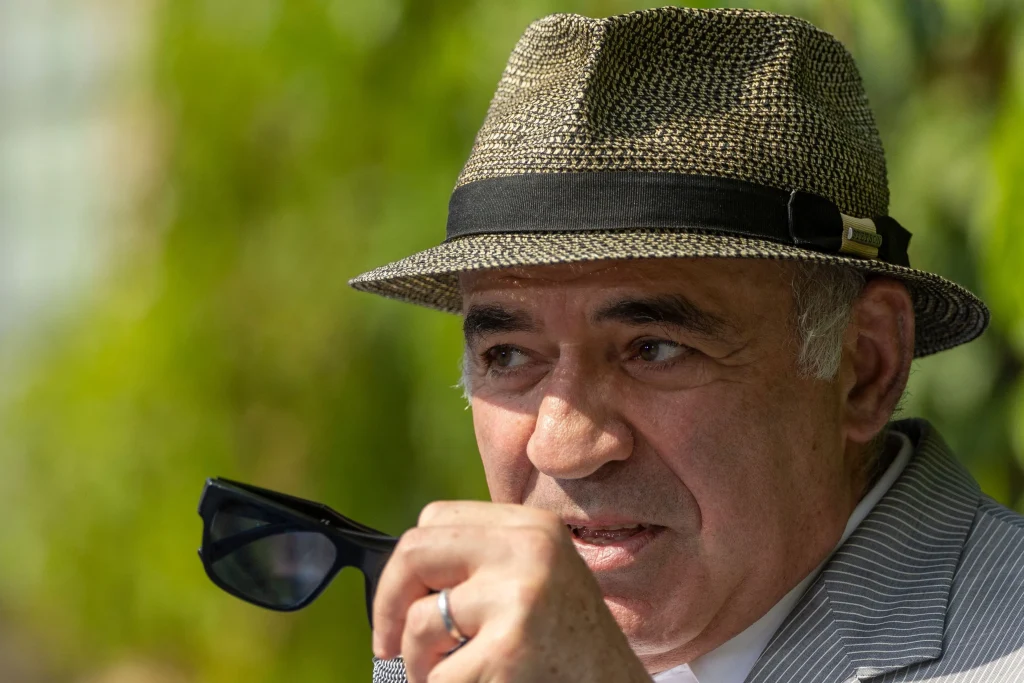 Garry Kasparov, avertizat de două servicii secrete că e în pericol / „Nu zbor cu Aeroflot și nu beau ceai cu străini”