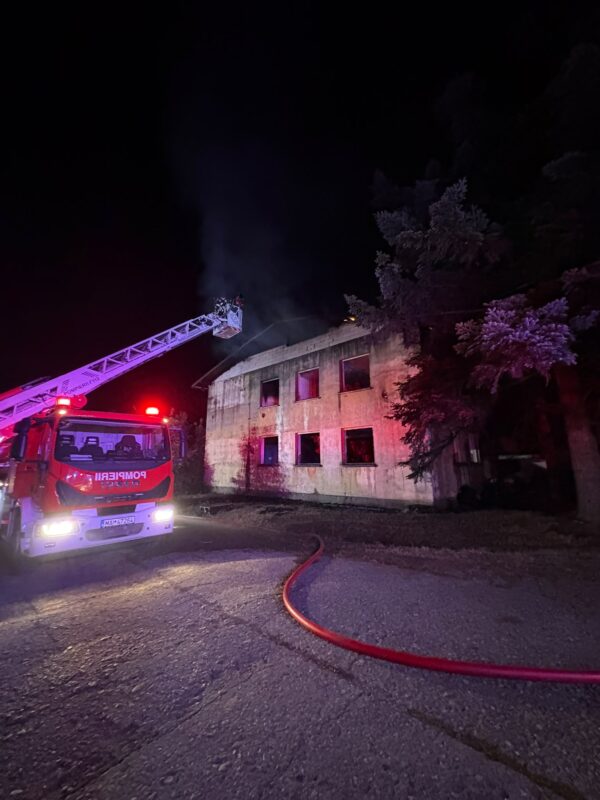 Incendiu violent la Bălnaca-Groși: pompierii au luptat cinci ore cu flăcările