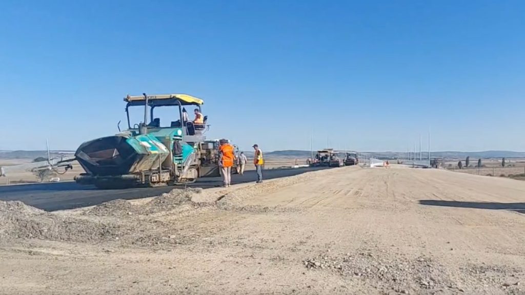 VIDEO | Autostrada Moldovei A7: UMB a început asfaltările pe pasajul CF de la Filipești, parte din tronsonul Bacău-Pașcani