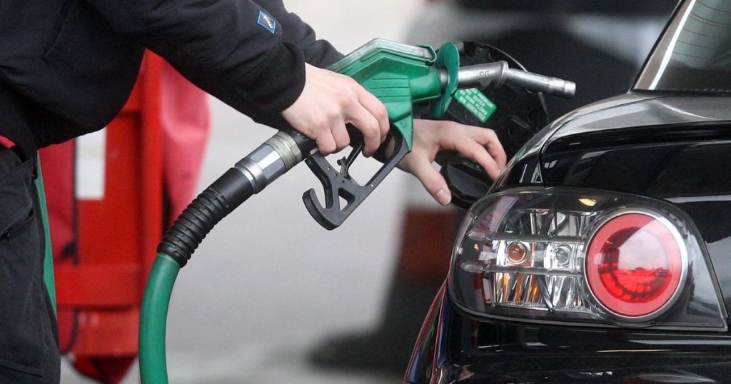Motorina se ieftinește, iar benzina se scumpește ușor