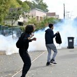 VIDEO Liceu în flăcări, poliția a folosit gaze lacrimogene pentru a dispersa mulțimea. Proteste studențești în Franța