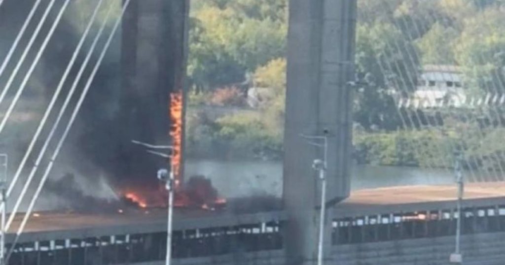 Un pod important din Kiev a fost lovit de două drone rusești. Circulația metroului și a transportului public, suspendată