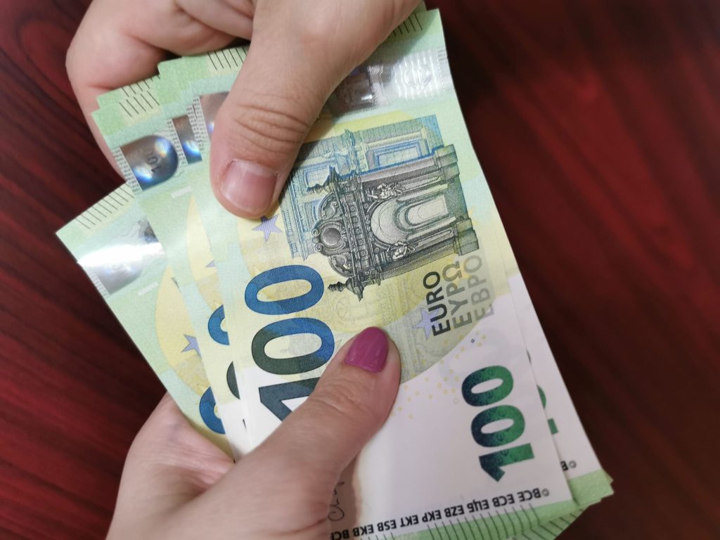 Mită de până la 1.000 de euro pentru permisul auto. Percheziții la Serviciul de Permise din Buzău