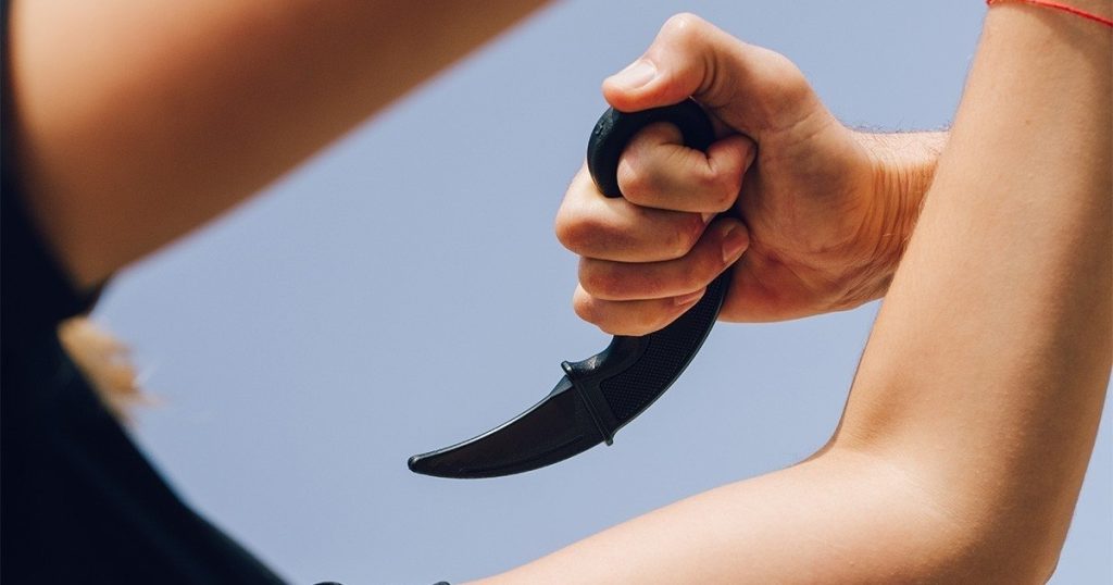 Tânăr ameninţat cu cuţitul într-un mall din Cluj de un copil de 12 ani căruia a refuzat să-i dea 5 lei pomană
