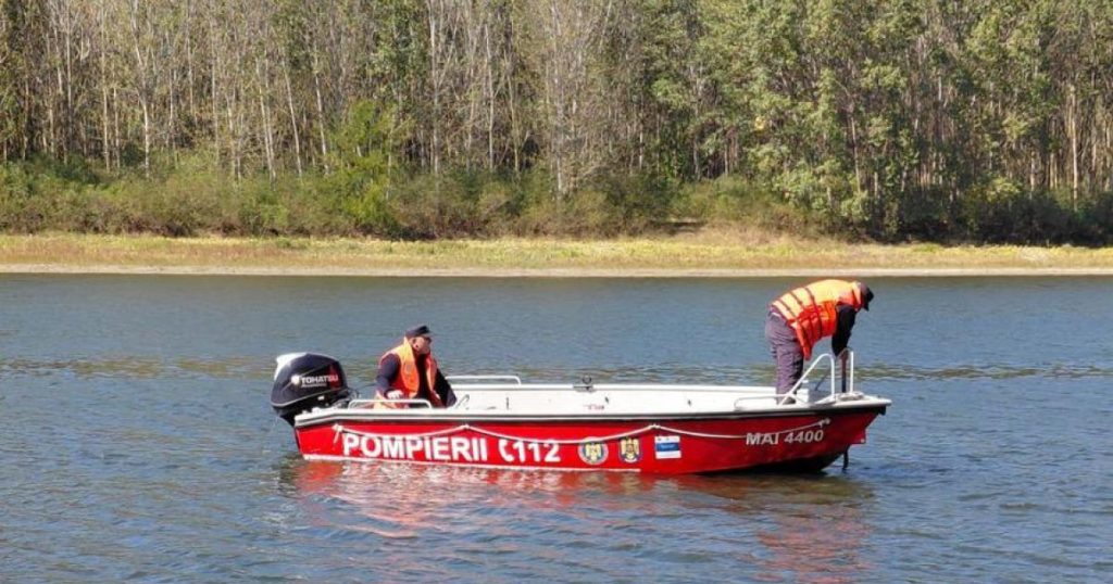 Operațiune de căutare a unui bărbat în Lacul Bentu Mare, după ce s-a răsturnat cu mașina în apă
