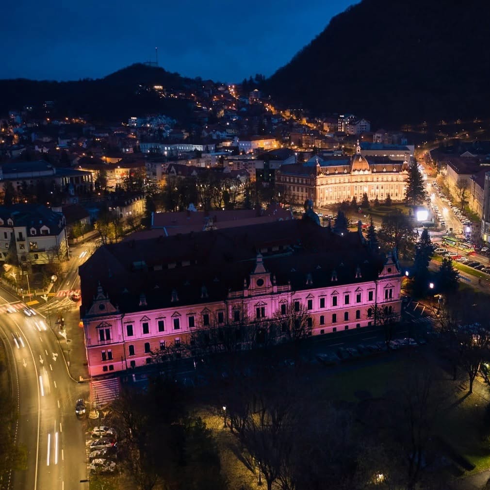 Brașovul marchează Ziua luptei împotriva cancerului la sân prin iluminarea în roz a Primăriei și a literelor de pe Tâmpa