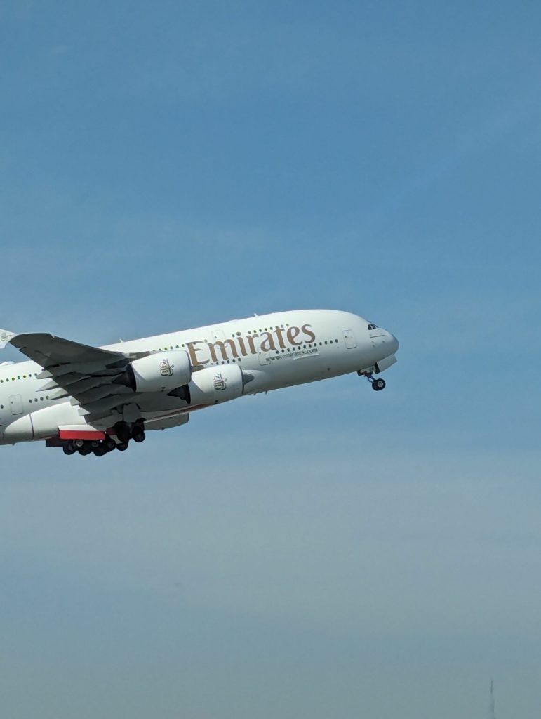 Alertă de urgență generală într-un avion care zbura între Dubai și Londra. Ce s-a întâmplat la bord