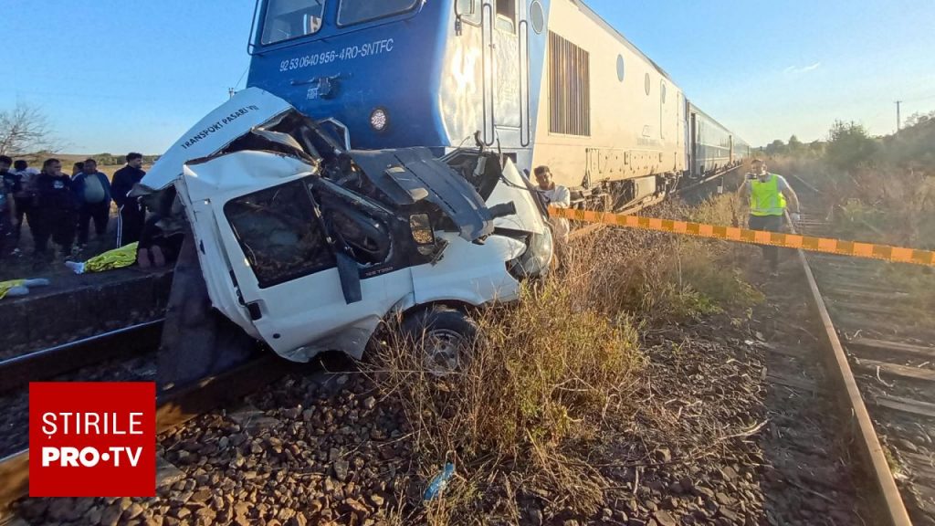 O șoferiță de 26 de ani se afla la volanul autoutilitarei lovite de tren, în Galați. Cum s-ar fi produs accidentul