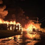 UPDATE - Incendiu la o staţie de sortare-reciclare deşeuri din apropierea municipiului Sibiu / Arde o cantitate mare de mase plastice, cu degajări mari de fum / Focul a fost localizat, dar acţiunea de stingere va dura - FOTO / VIDEO
