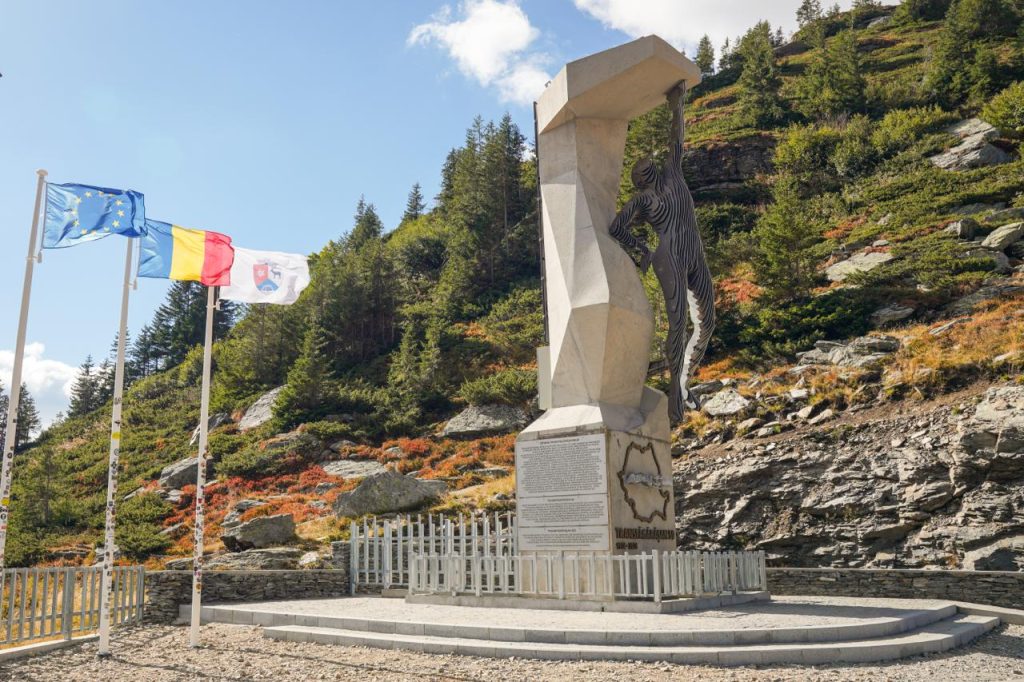 Simbolul care unește munții: Lucrare monumentală dedicată celor 25.000 de constructori ai Transfăgărășanului