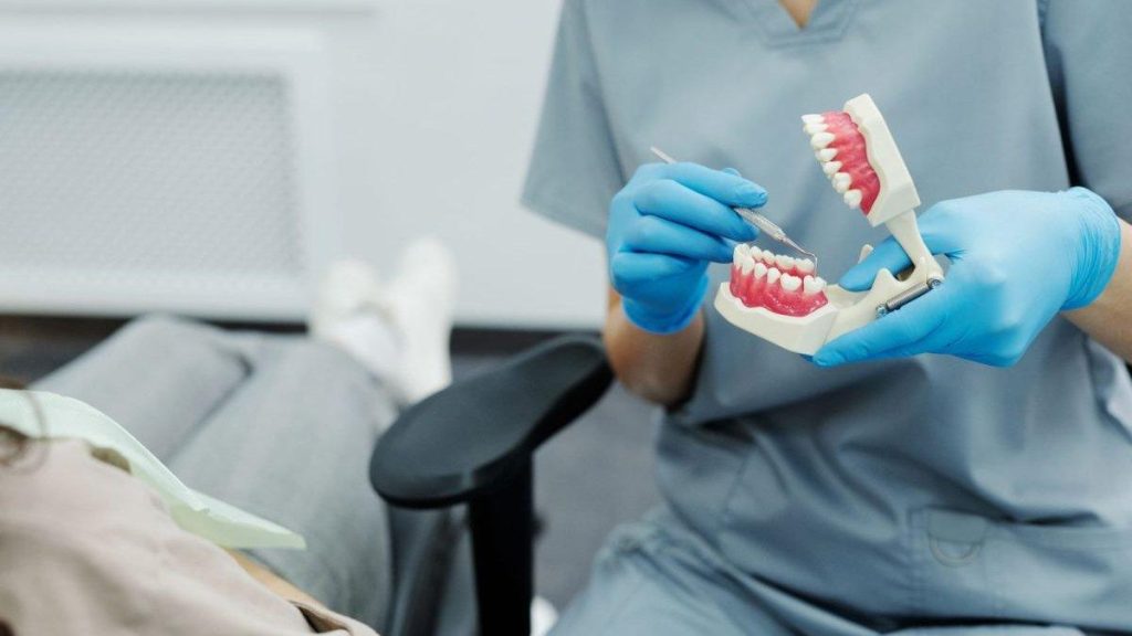 Fațetele dentare: cum înțelegi recomandarea primită la consultație