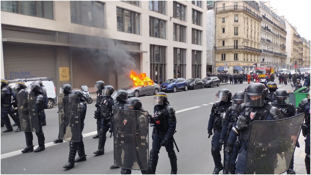 Franța: Sute de școli rămân închise vineri în urma protestelor violente ale elevilor. Guvernul acuză extrema stângă că a inițiat această mișcare