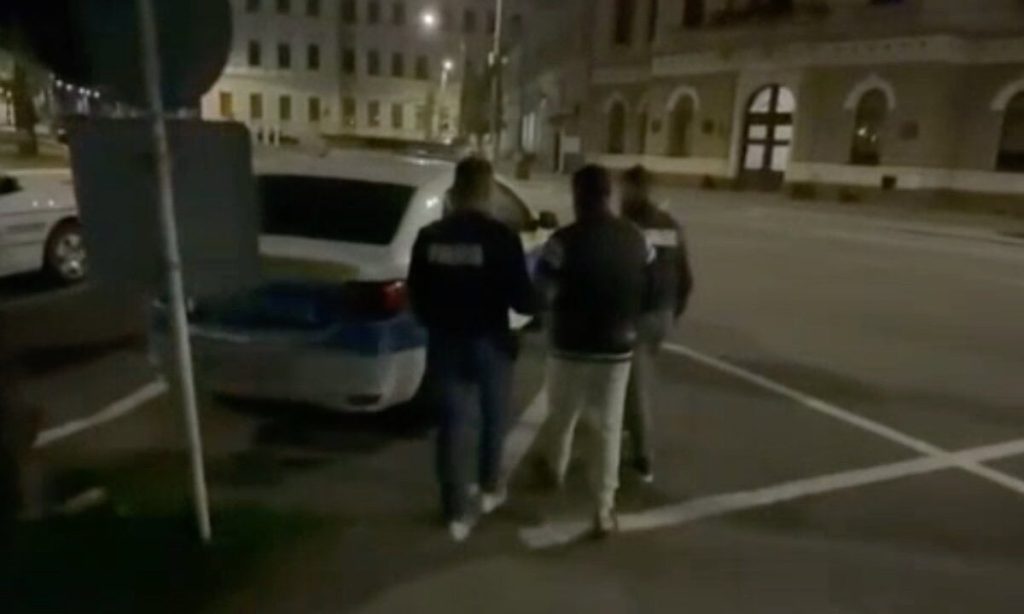 VIDEO: Bărbat din Aiud, cercetat pentru agresiune sexuală după ce ar fi abordat două femei pe stradă. Ce s-a întâmplat